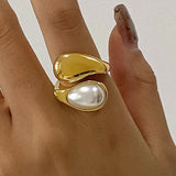 Pearl Wavy Ring in brown and white