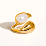 Pearl Wavy Ring in brown and white